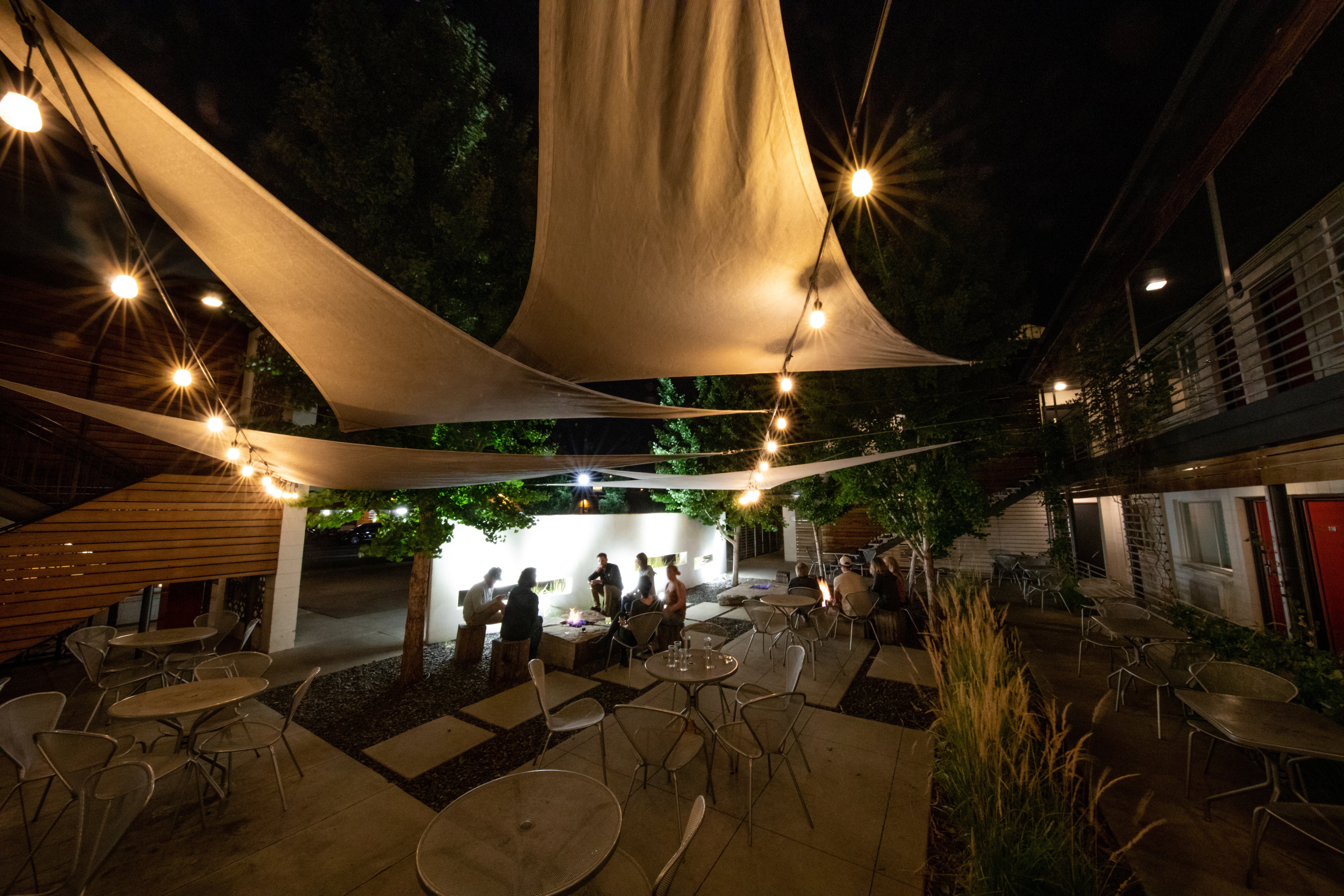 Modern Hotel And Bar 39/48