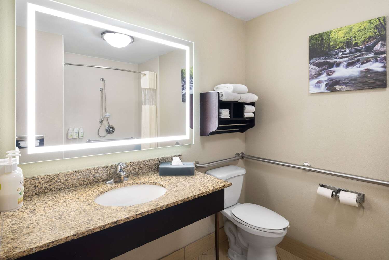 La Quinta Inn & Suites by Wyndham Knoxville Airport 46/47
