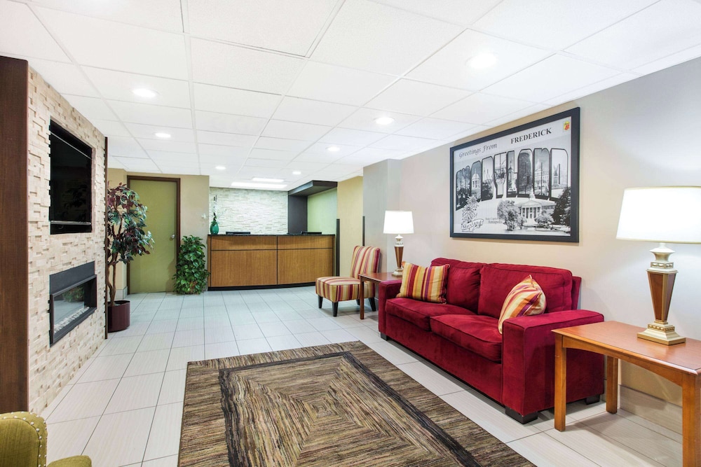 Super 8 By Wyndham Frederick 23/42