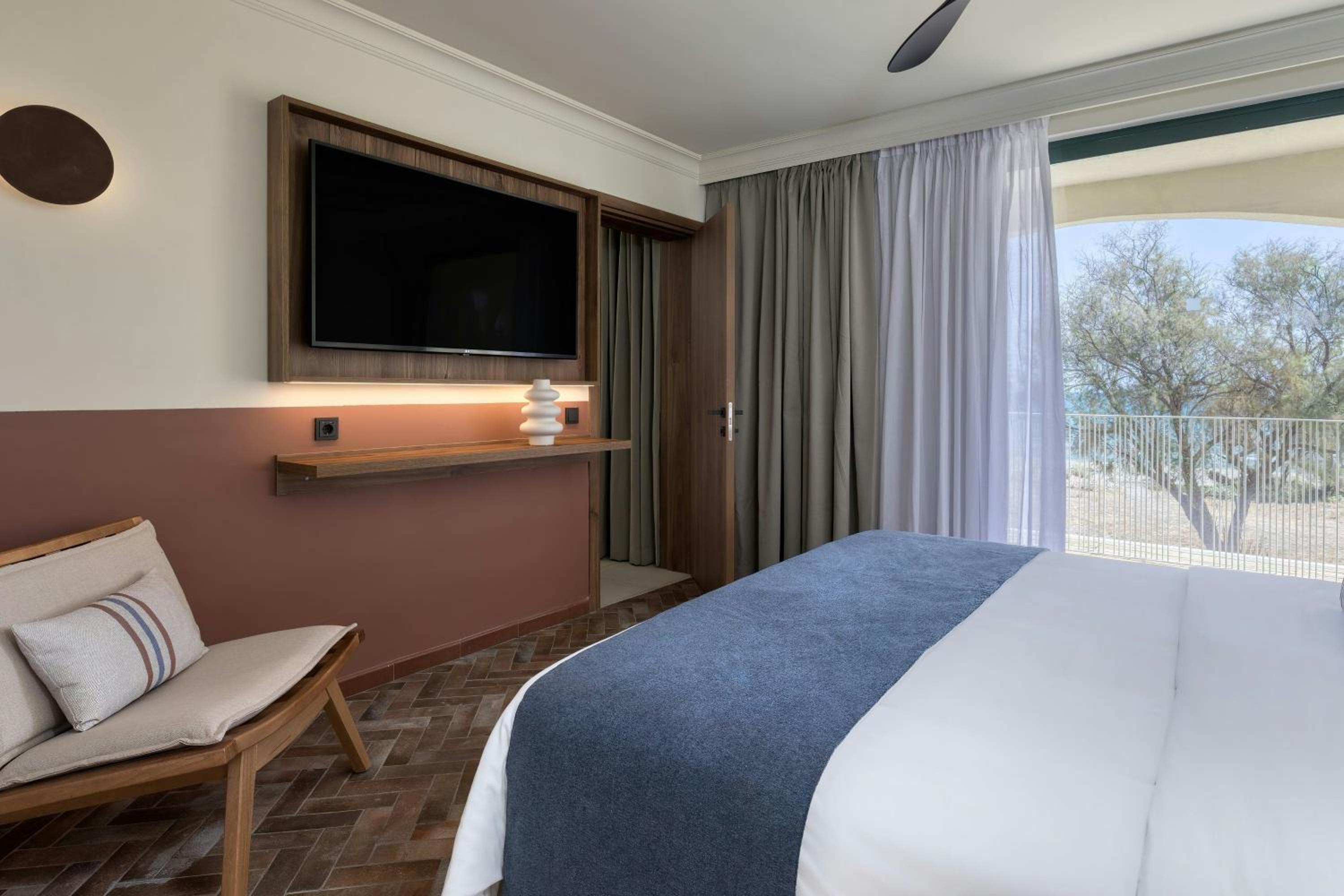 Cozy, Sapphire, Suite