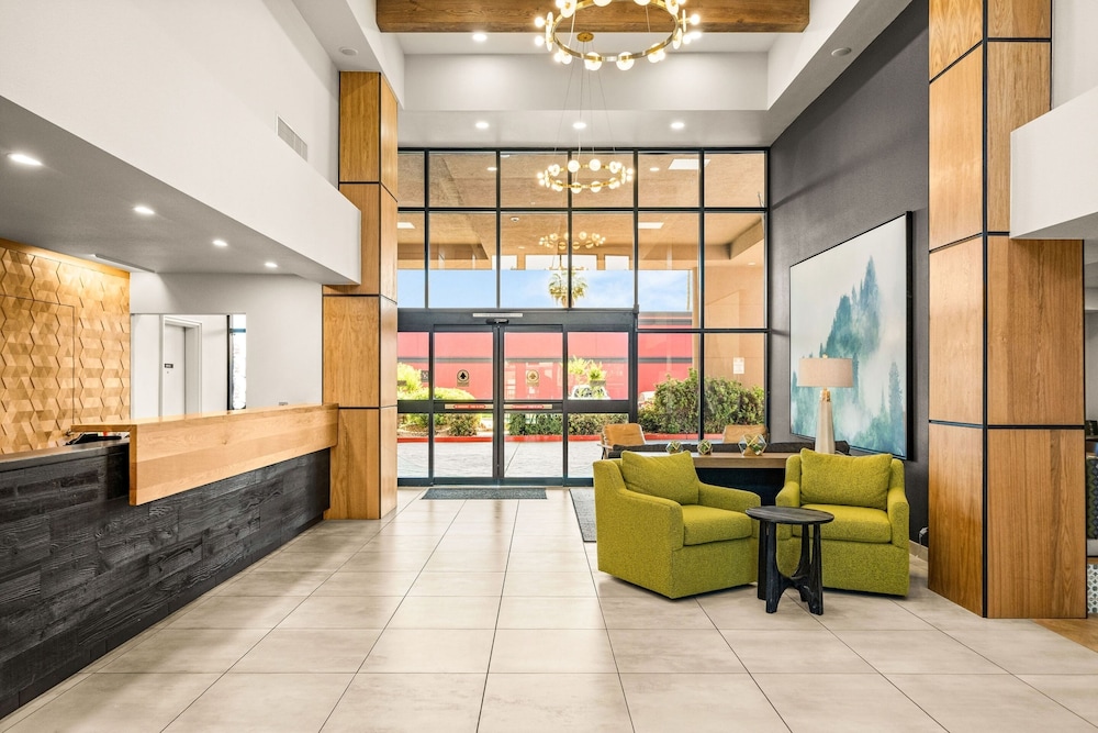 Oxford Suites Redding 13/64
