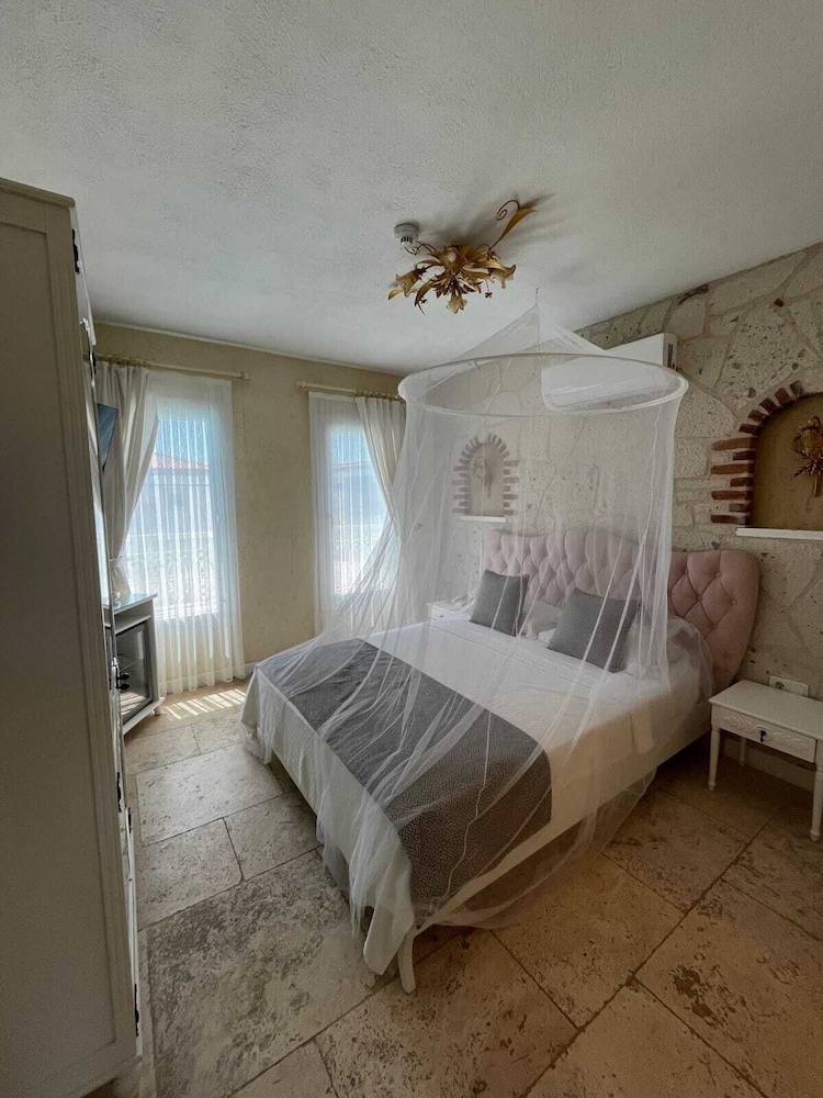 ROOM, DOUBLE BED