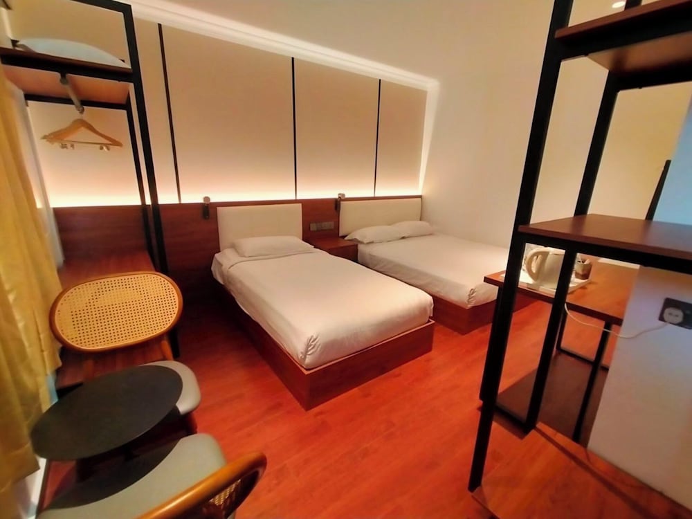 OYO 998 Queen City Hotel 30/50