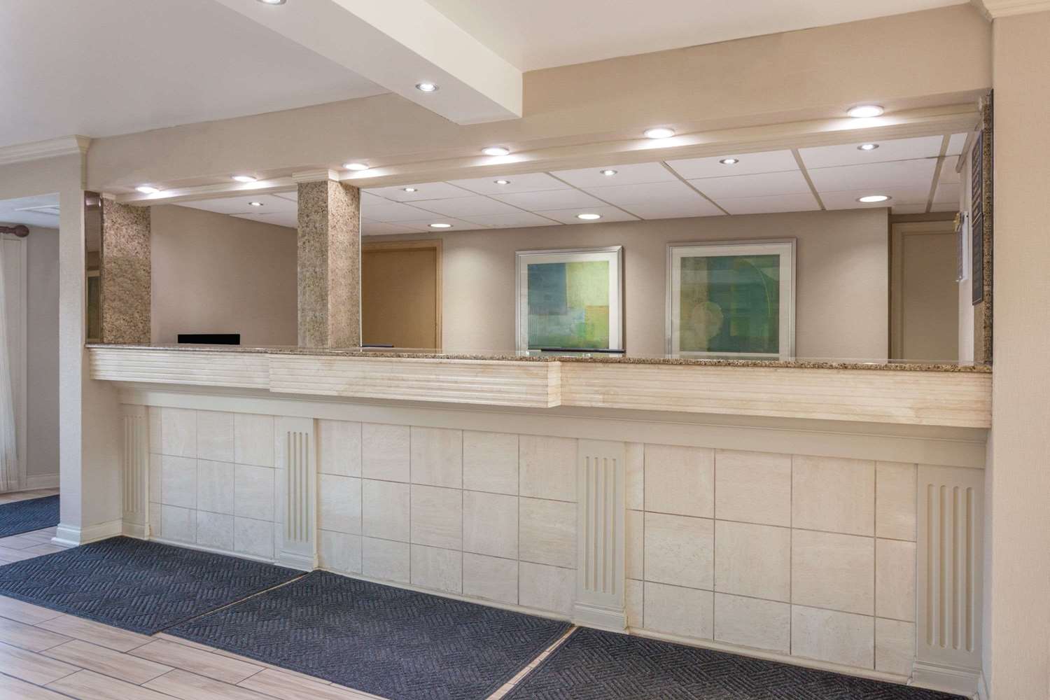 Days Inn & Suites By Wyndham Roseville/Detroit Area 1/15