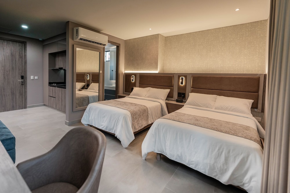 SUPERIOR, SUITE, KITCHENETTE