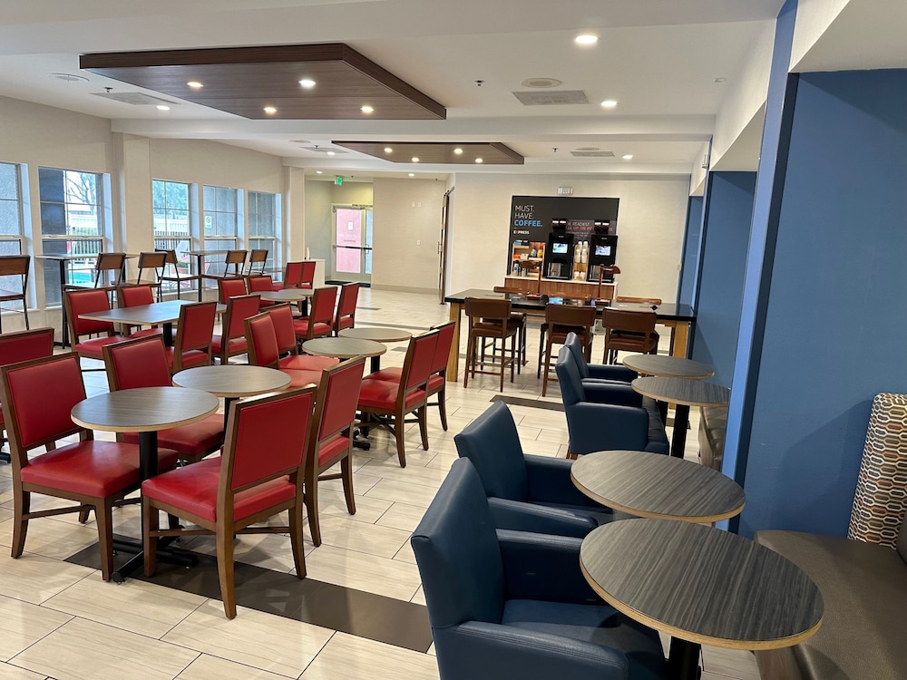 Holiday Inn Express Hotel & Suites Tracy 50/77
