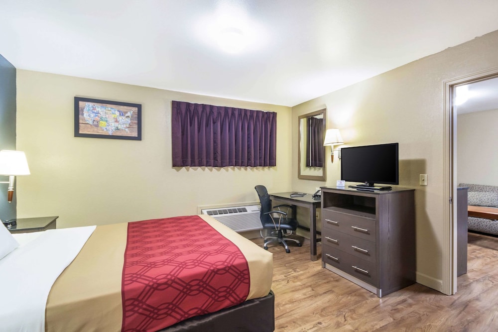 Econo Lodge Inn and Suites I-35 at Shawnee Mission 21/32