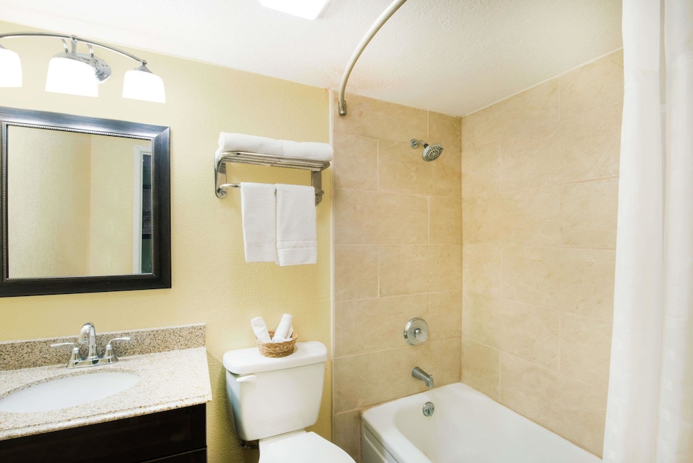 Executive Inn and Kitchenette Suites 14/34