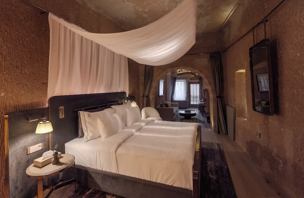 Cave, Suite, Queen Bed