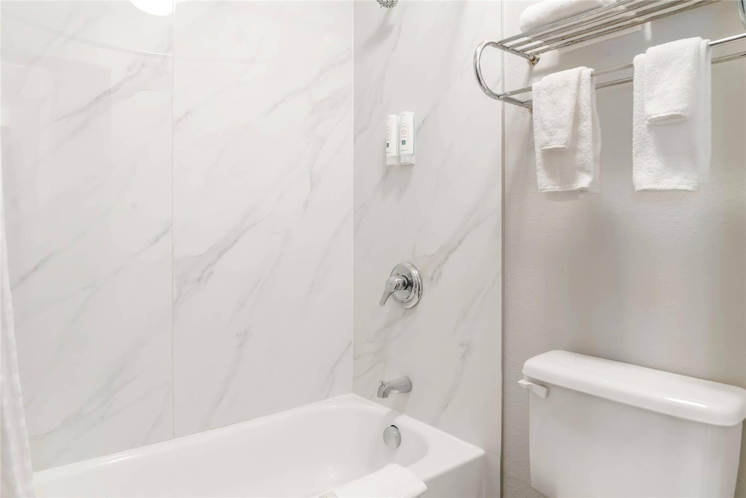 غرفة بسرير كينج، Quality Inn Grand Rapids South Byron Center 3/4