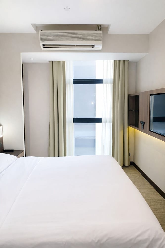 Deluxe, King or Queen Bed