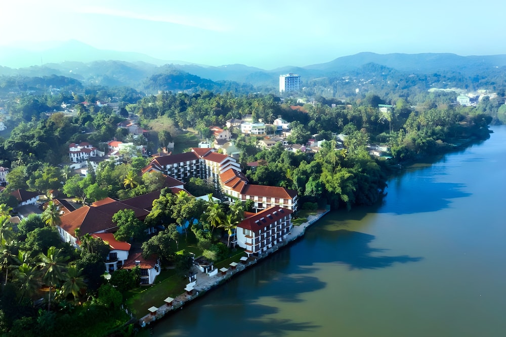 Mahaweli Reach Hotel 46/50