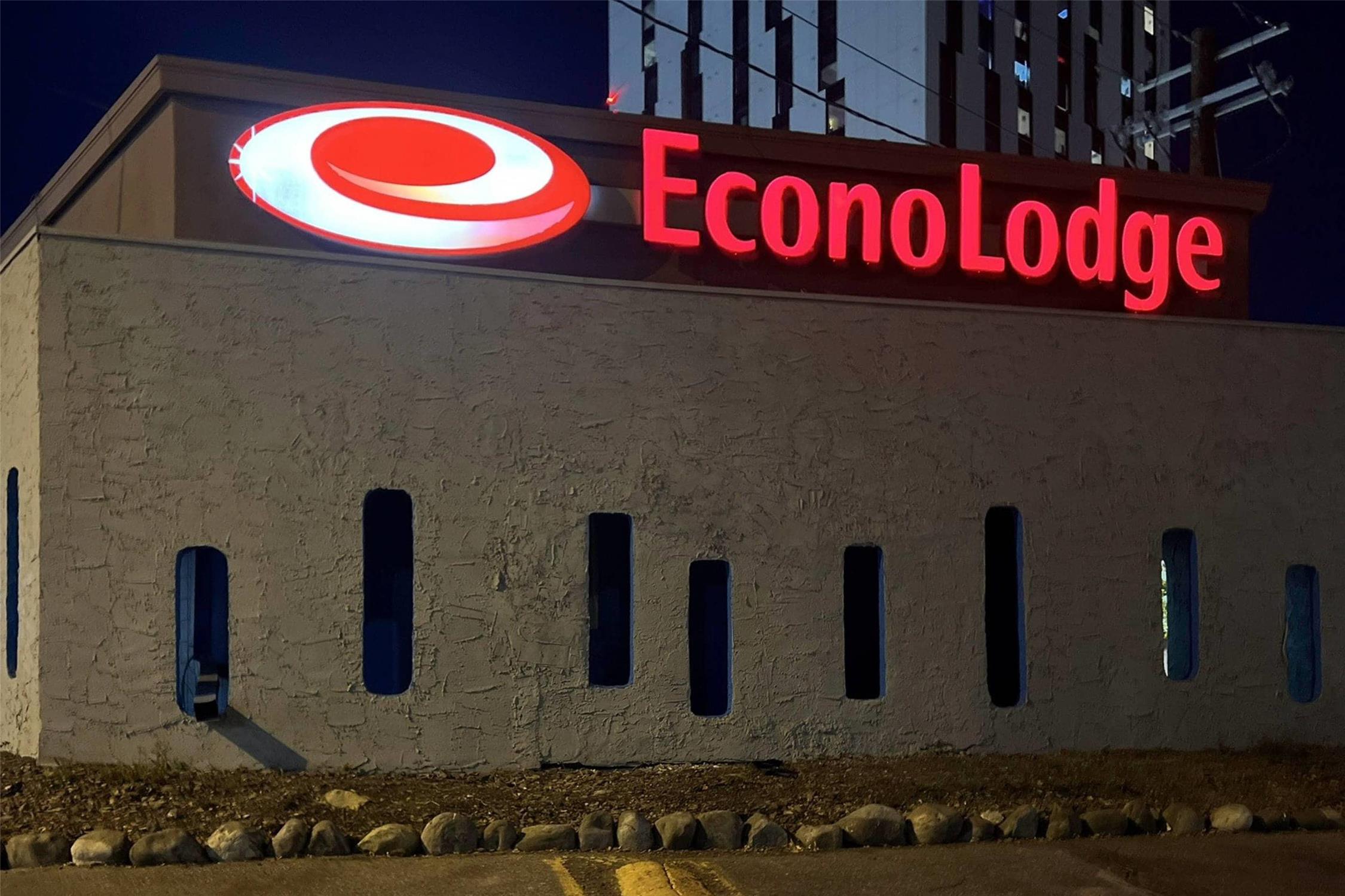 Econo Lodge Calgary Motel Village 1/13