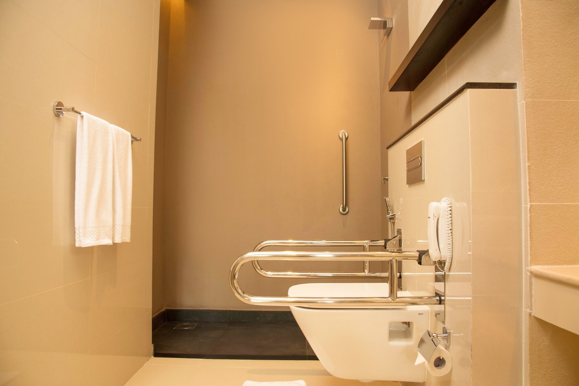 غرفة ديلوكس بسريرين منفصلين لذوي الإعاقة، Doubletree By Hilton Weerawila Rajawarna Resort 5/6
