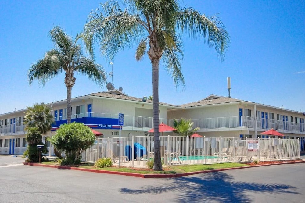 Motel6 Tulare, CA 50/60