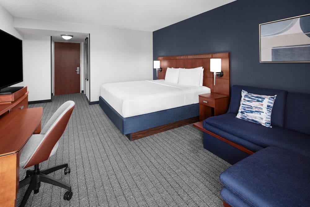 غرفة بسرير كينج بإطلالة على الفناء مع أريكة، Courtyard by Marriott San Diego - Rancho Bernardo 4/5