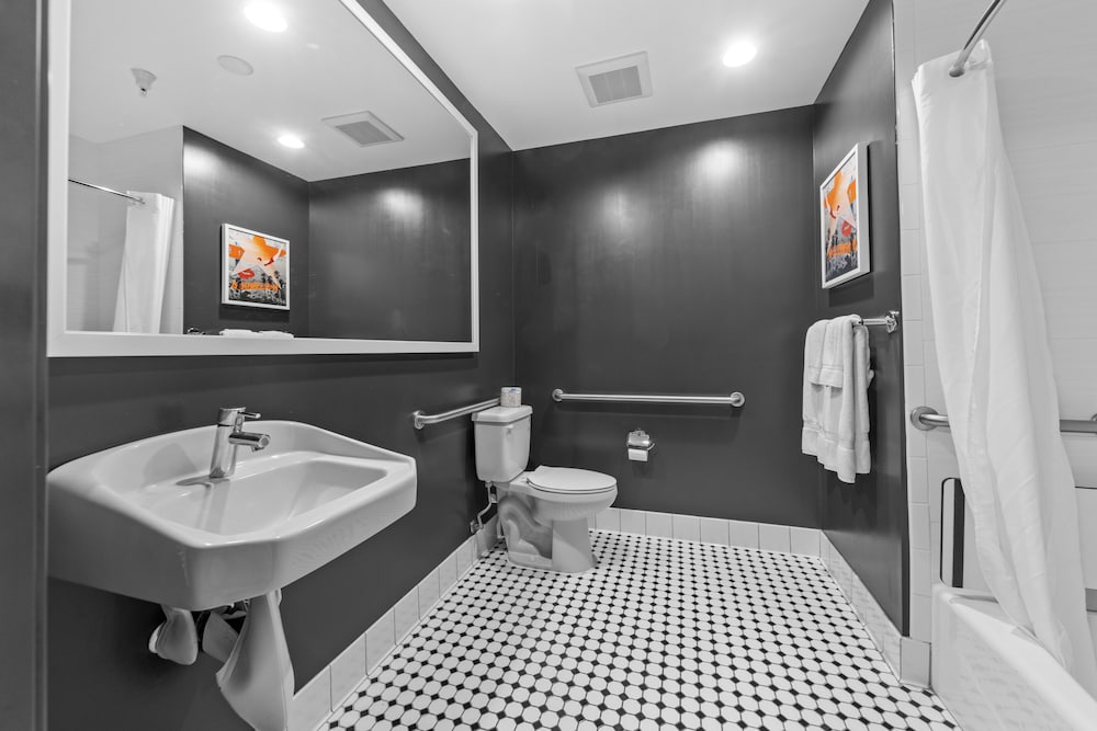 Hollywood Le Bon Hotel 50/50