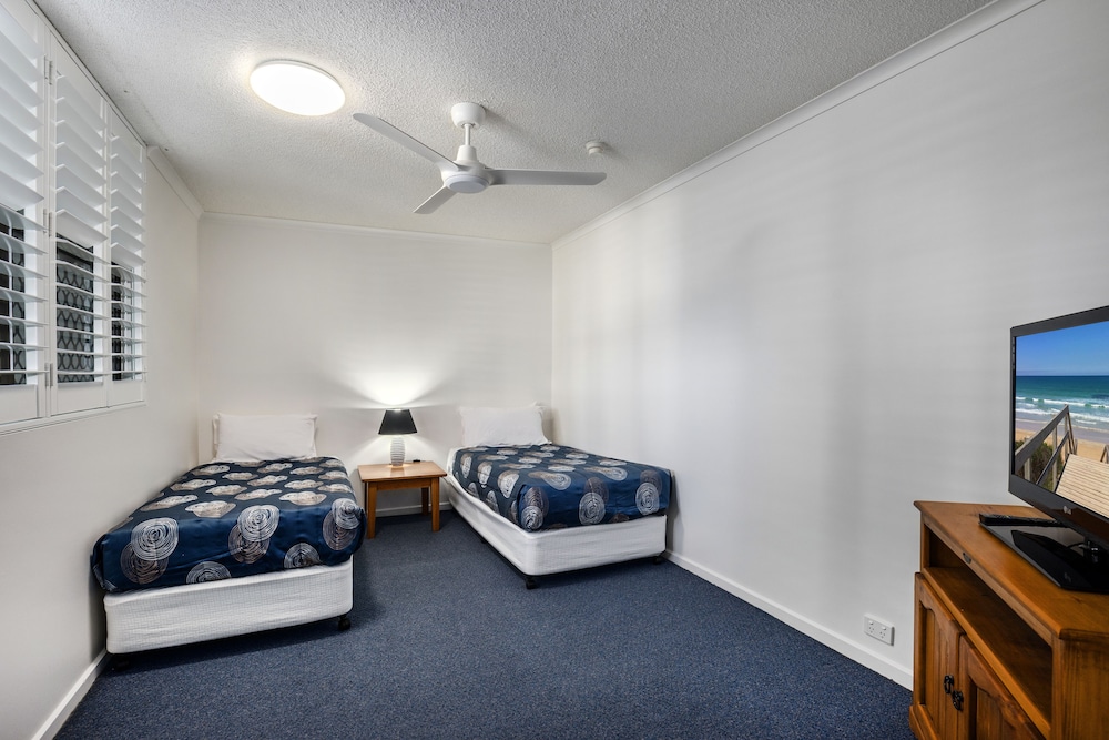 PACIFIC BEACH RESORT 30/77
