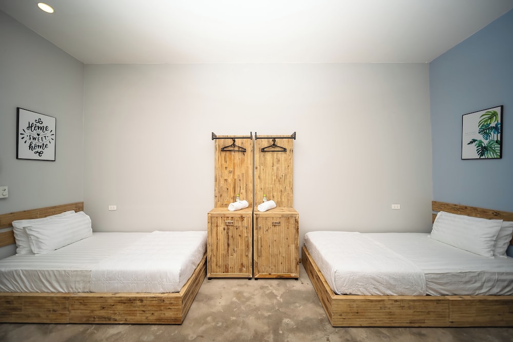 ROOM, QUADRUPLE, SHARED BATHROOM