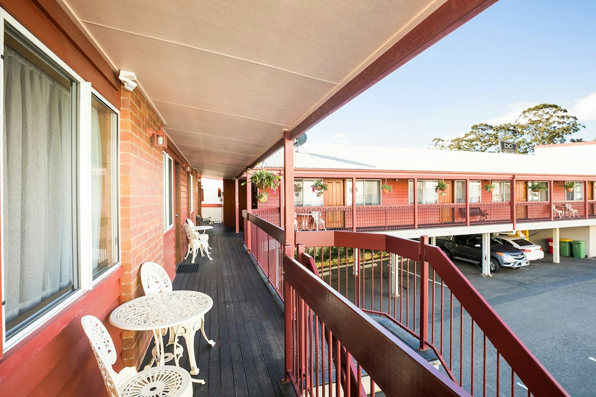DOWNS MOTEL 2/35