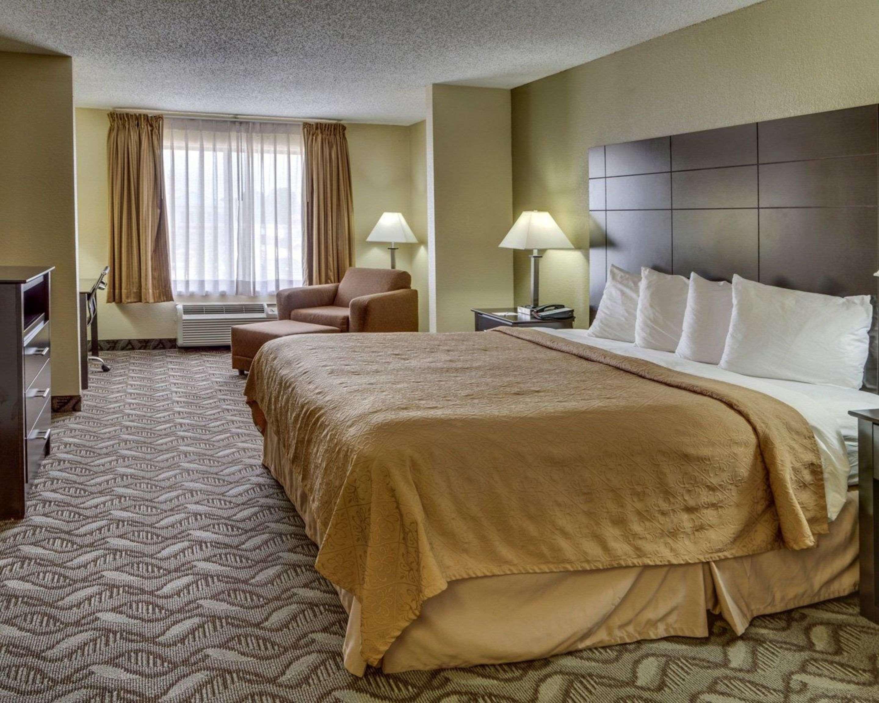 Suite, King Bed, Accessible, Quality Suites Baton Rouge East - Denham Springs 2/6