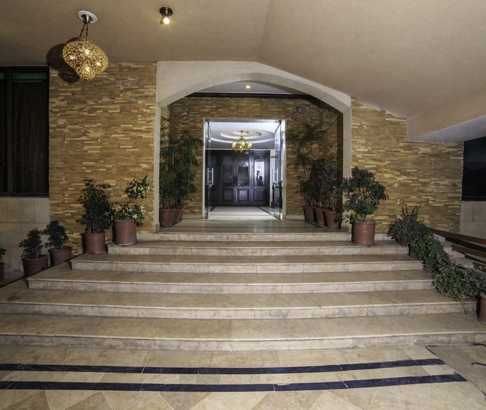 SHELTON HOTEL 19/82