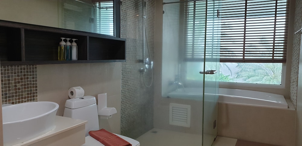 THE BAYCLIFF RESIDENCES 43/50