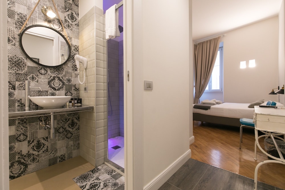 Trevi Contemporary Suite 32/42