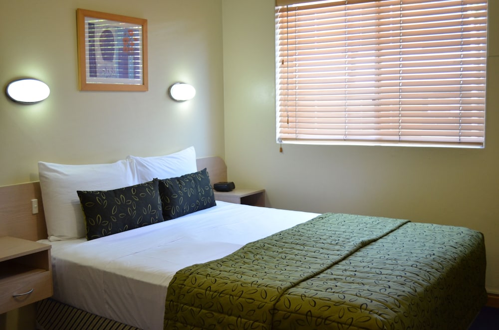 AIRPORT MOTEL 18/63