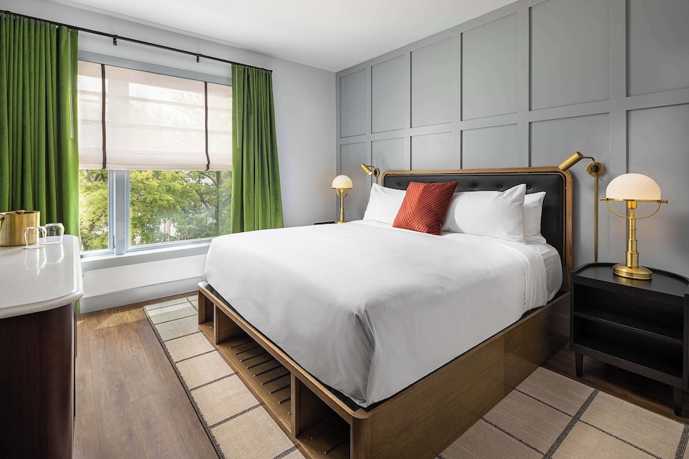 ROOM, QUEEN BED, ACCESSIBLE