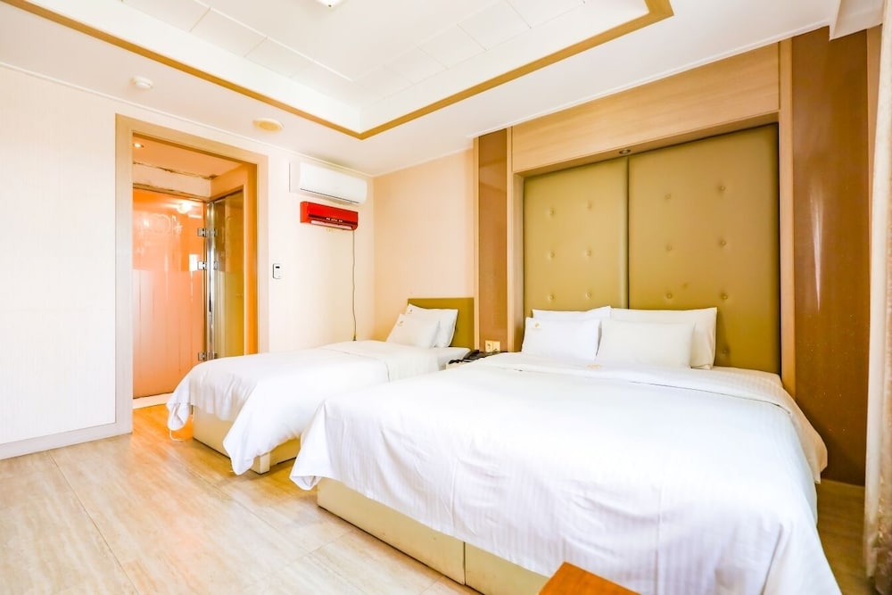 Room, 1 Queen and 1 Single Bed, Charlot Castle Hotel 3/9