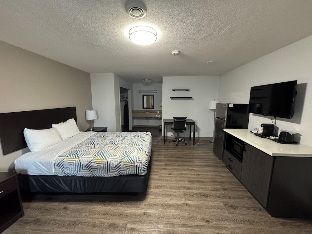 1 Queen Bed Suite, Non-Smoking, Micfridge
