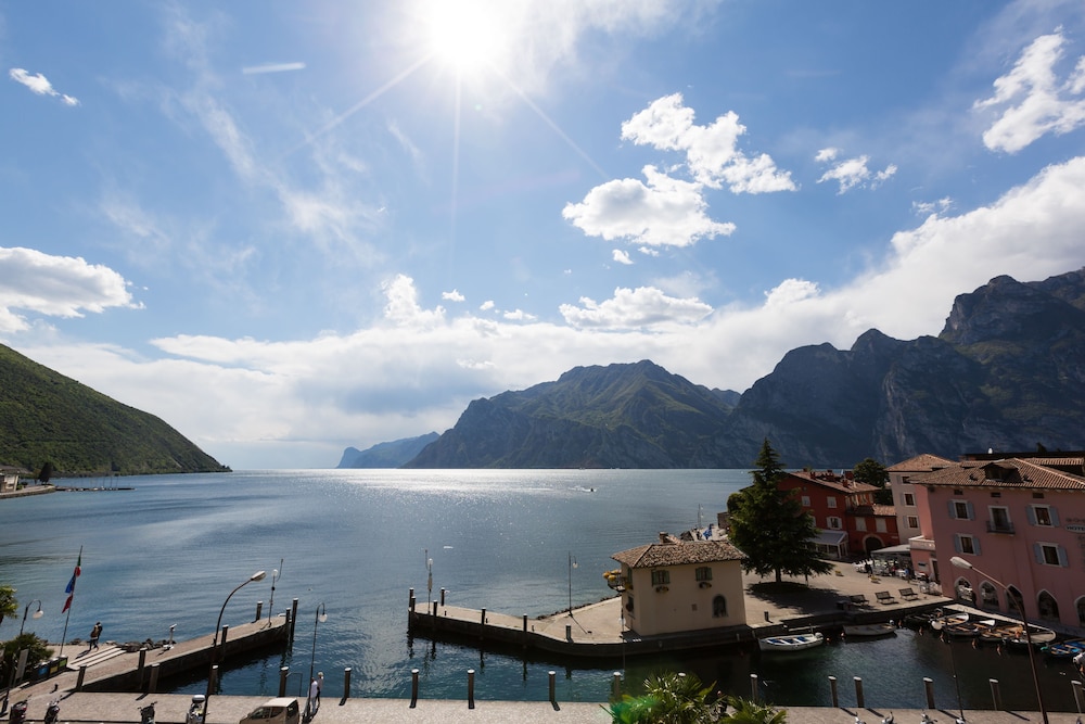 Hotel Lago Di Garda 75/77