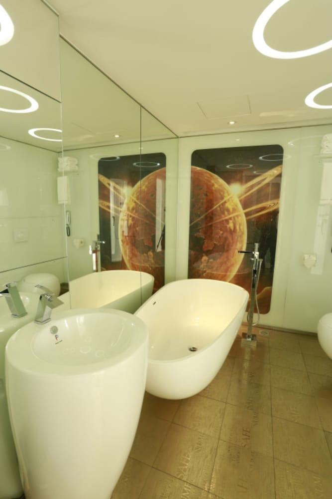Planet Hotel 24/25