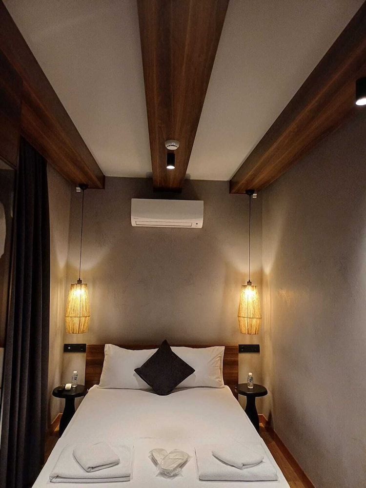Elia Otel 2/32
