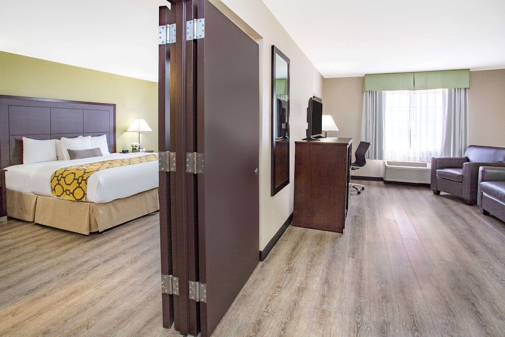 STUDIO, SUITE, KING BED