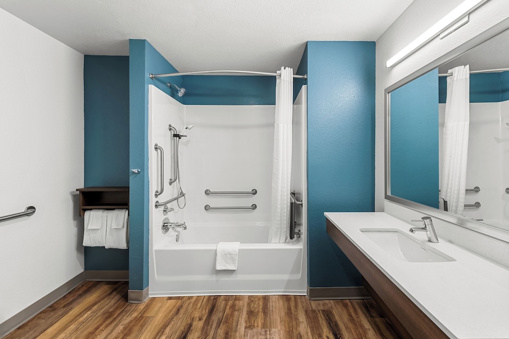 Woodspring Suites Kansas City Airport 26/28