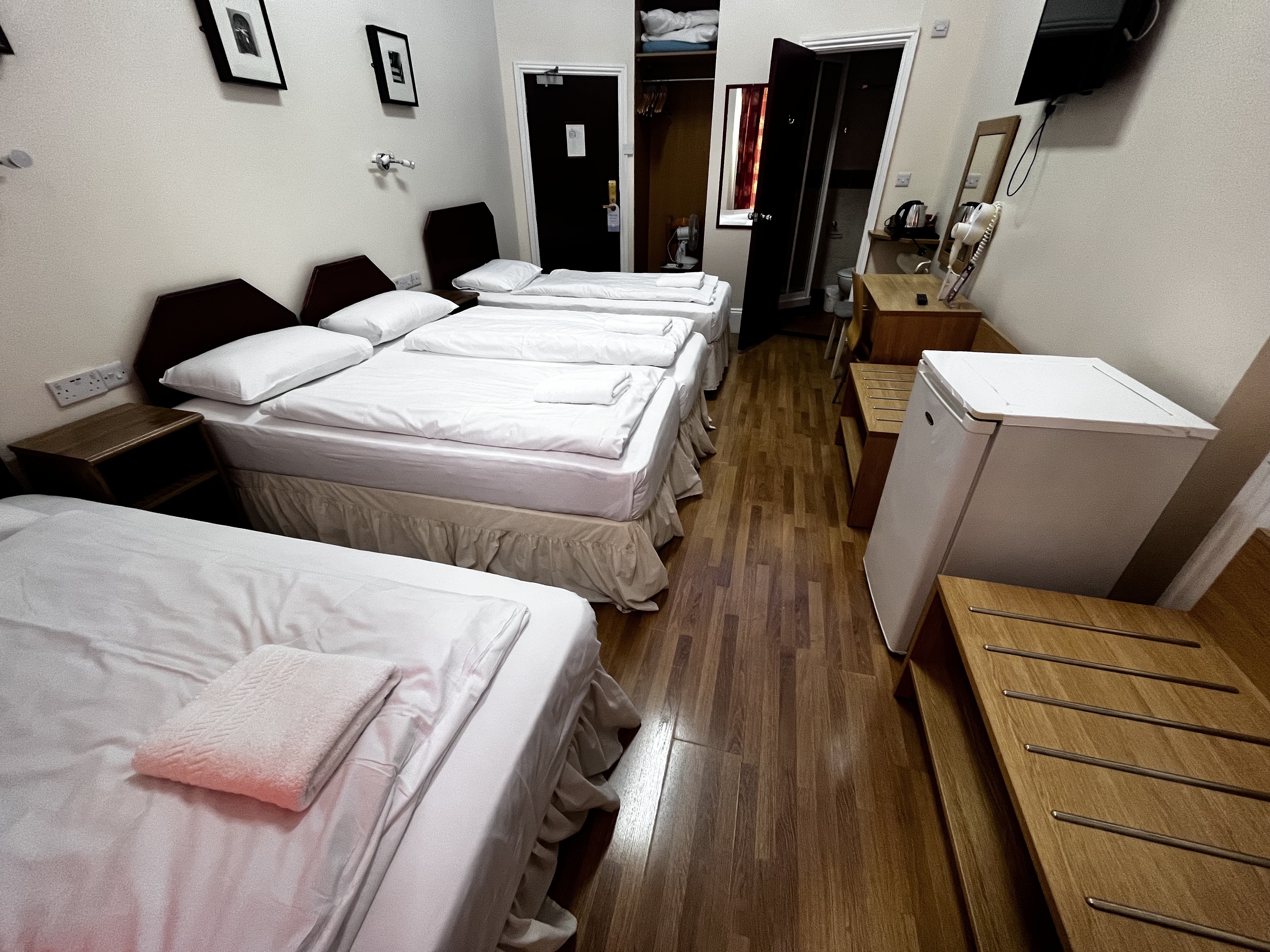 ROOM, QUADRUPLE