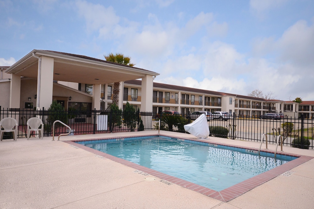 Econo Lodge Lake Charles University Area 1/48