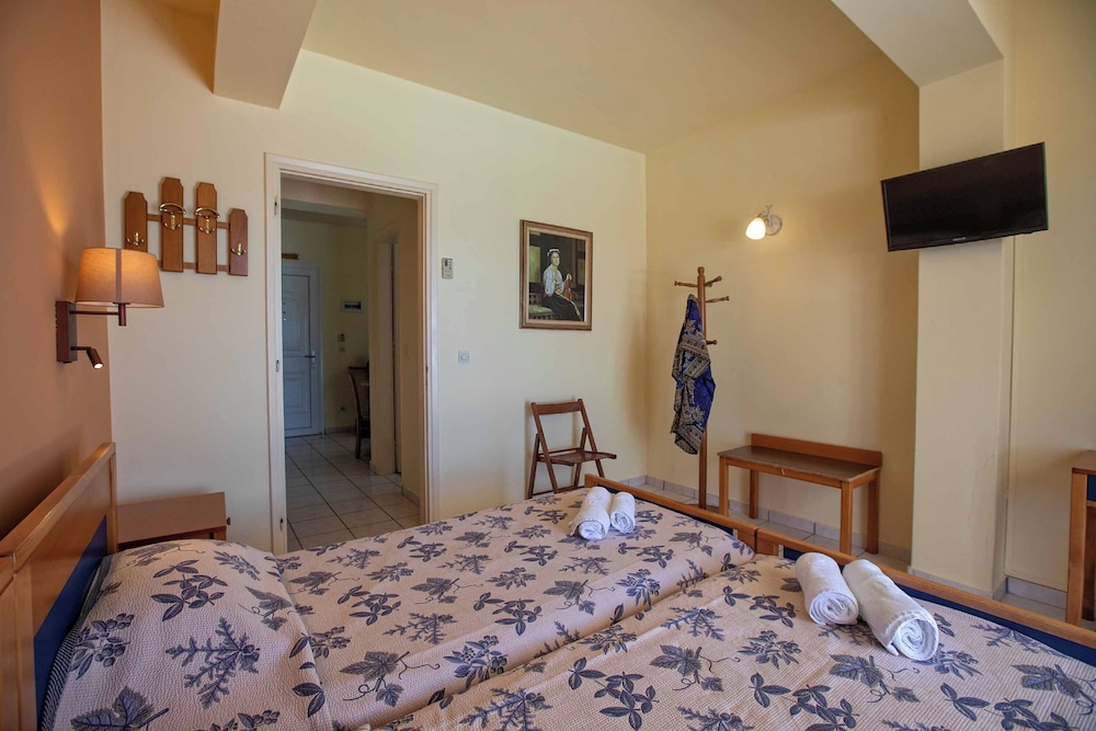 Garbis Villas 12/50