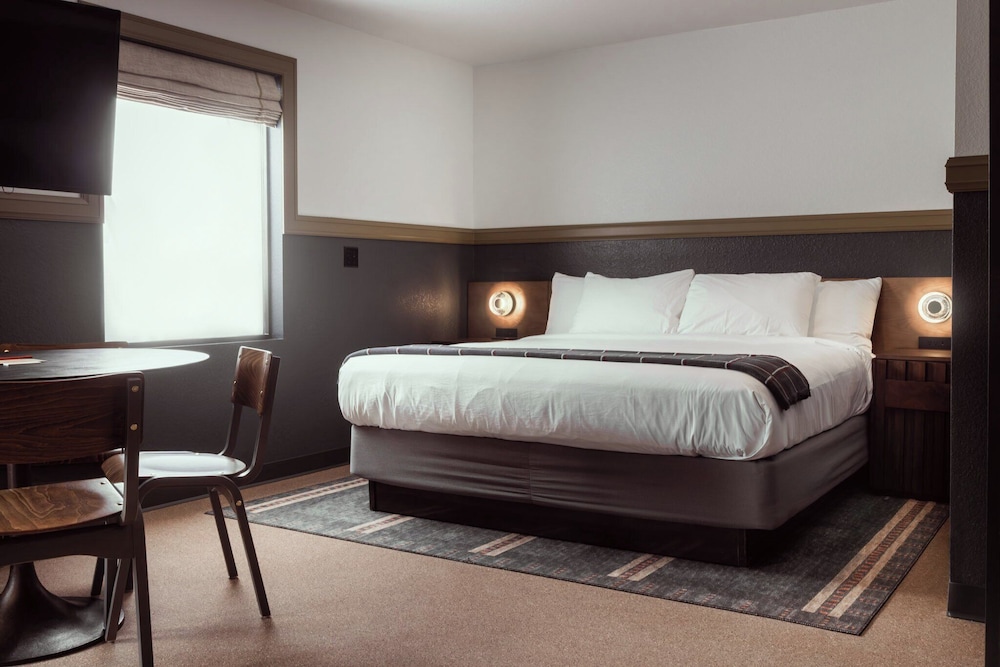OZARKER, SUITE