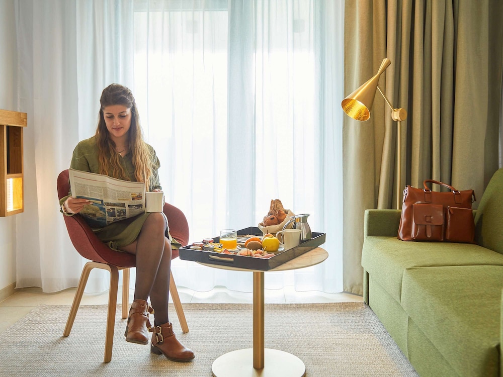 Mercure Avignon Gare TGV 45/78