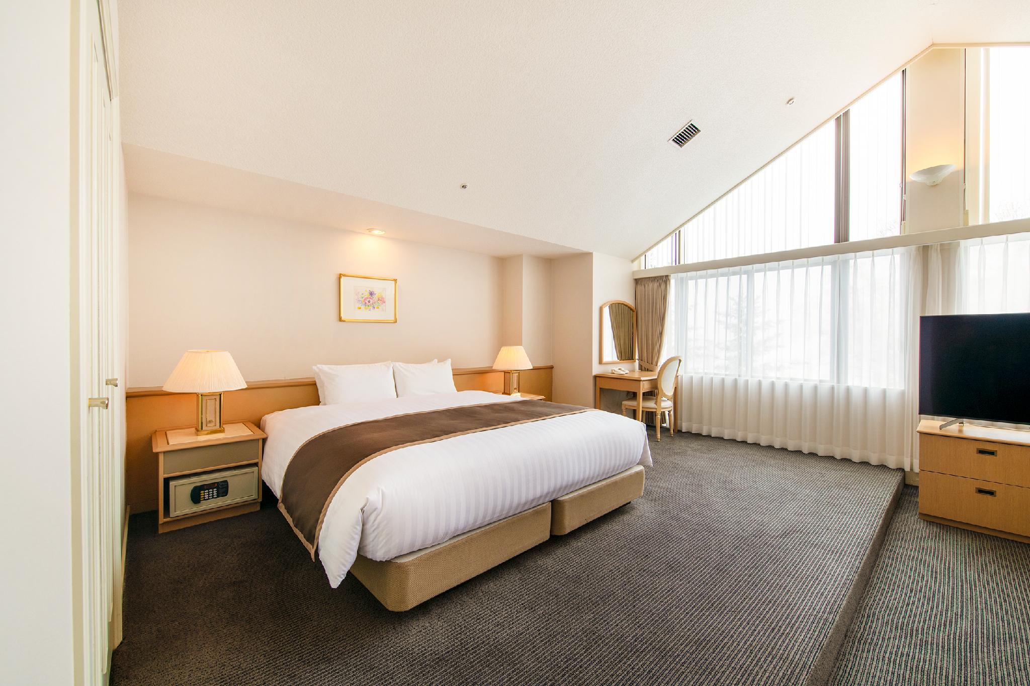 Junior Suite, King and Twin Beds, Mountain Side