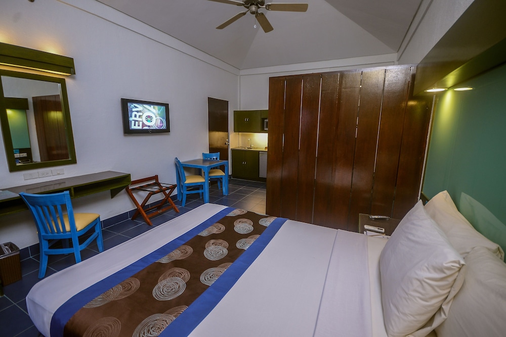 SUITE, QUEEN BED, BEACH VIEW, SOFA