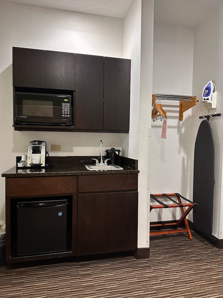 Holiday Inn Express Hotel And Suites Chicago Deerfield Lincoln 8/50