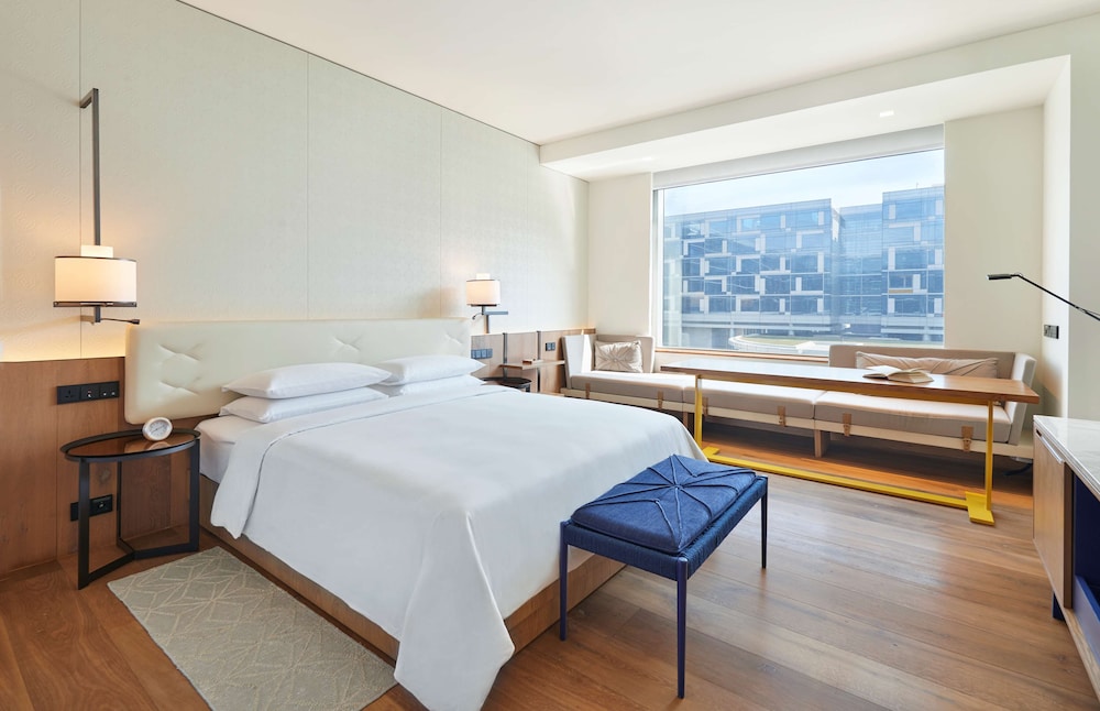 Andaz Delhi, by Hyatt 23/82