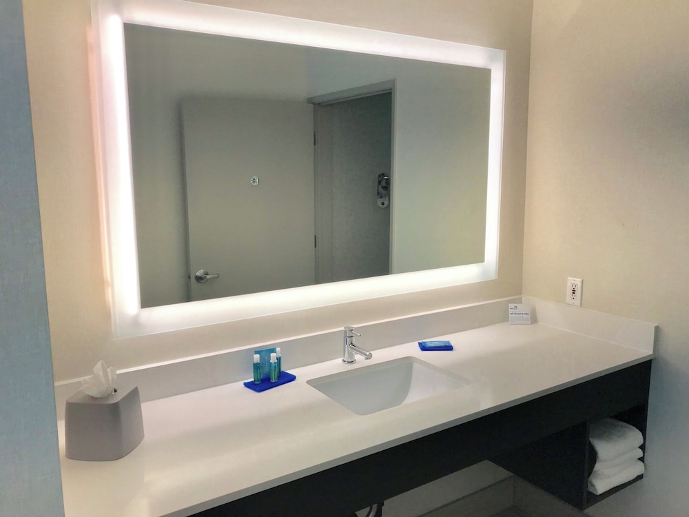 Holiday Inn Express Hotel & Suites Tracy 74/77