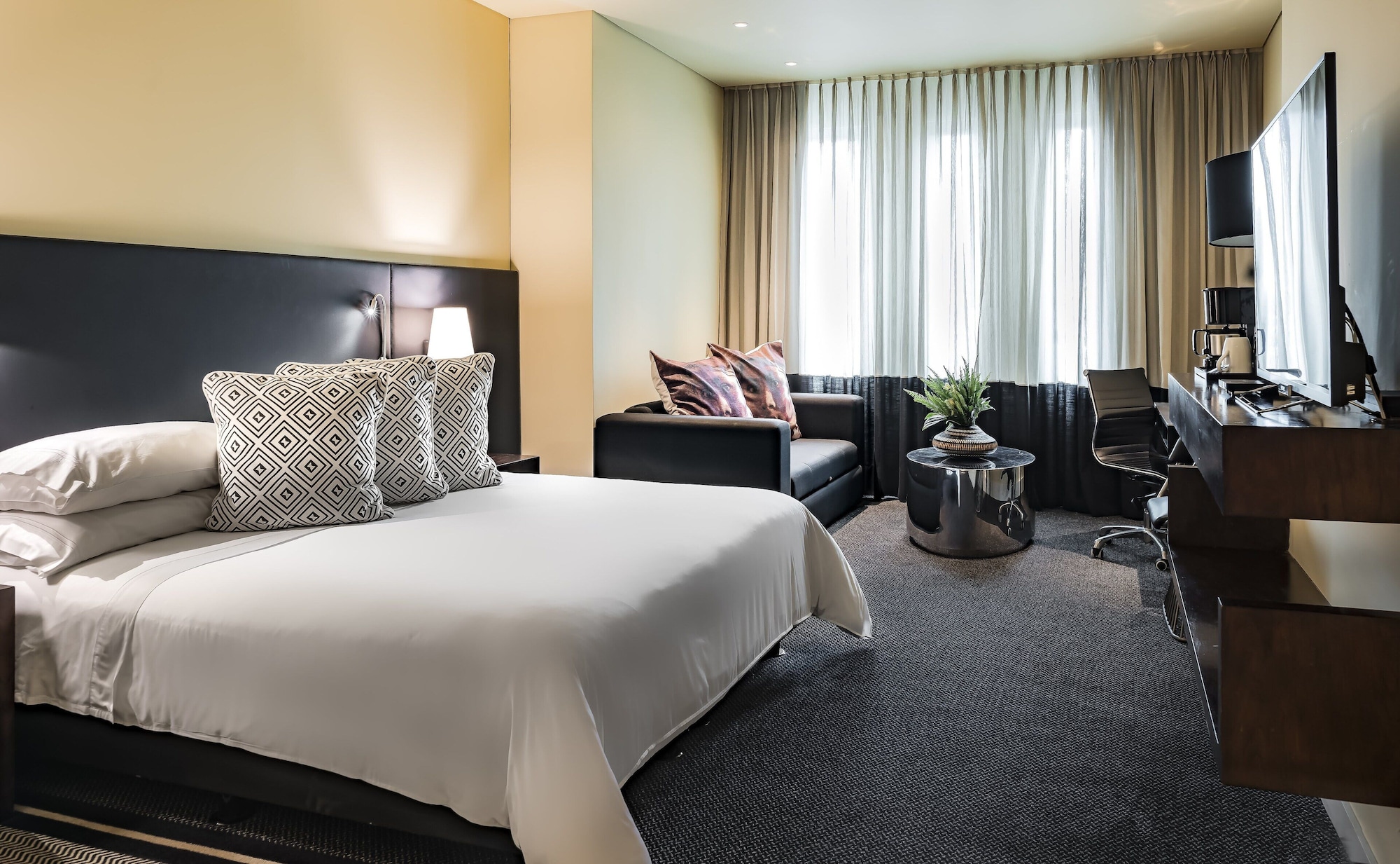 جناح جونيور بسرير كينج مع أريكة