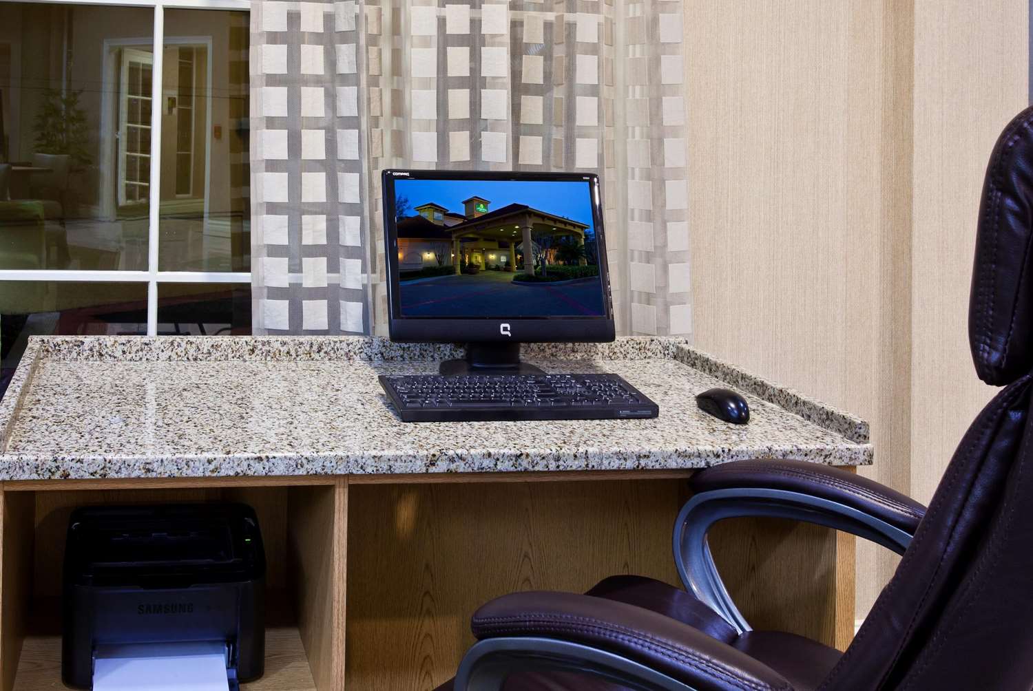 La Quinta Inn & Suites by Wyndham USF (Near Busch Gardens) 41/54