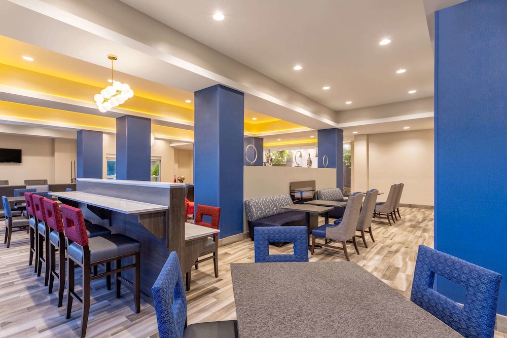 La Quinta Inn & Suites by Wyndham Bloomington 57/64